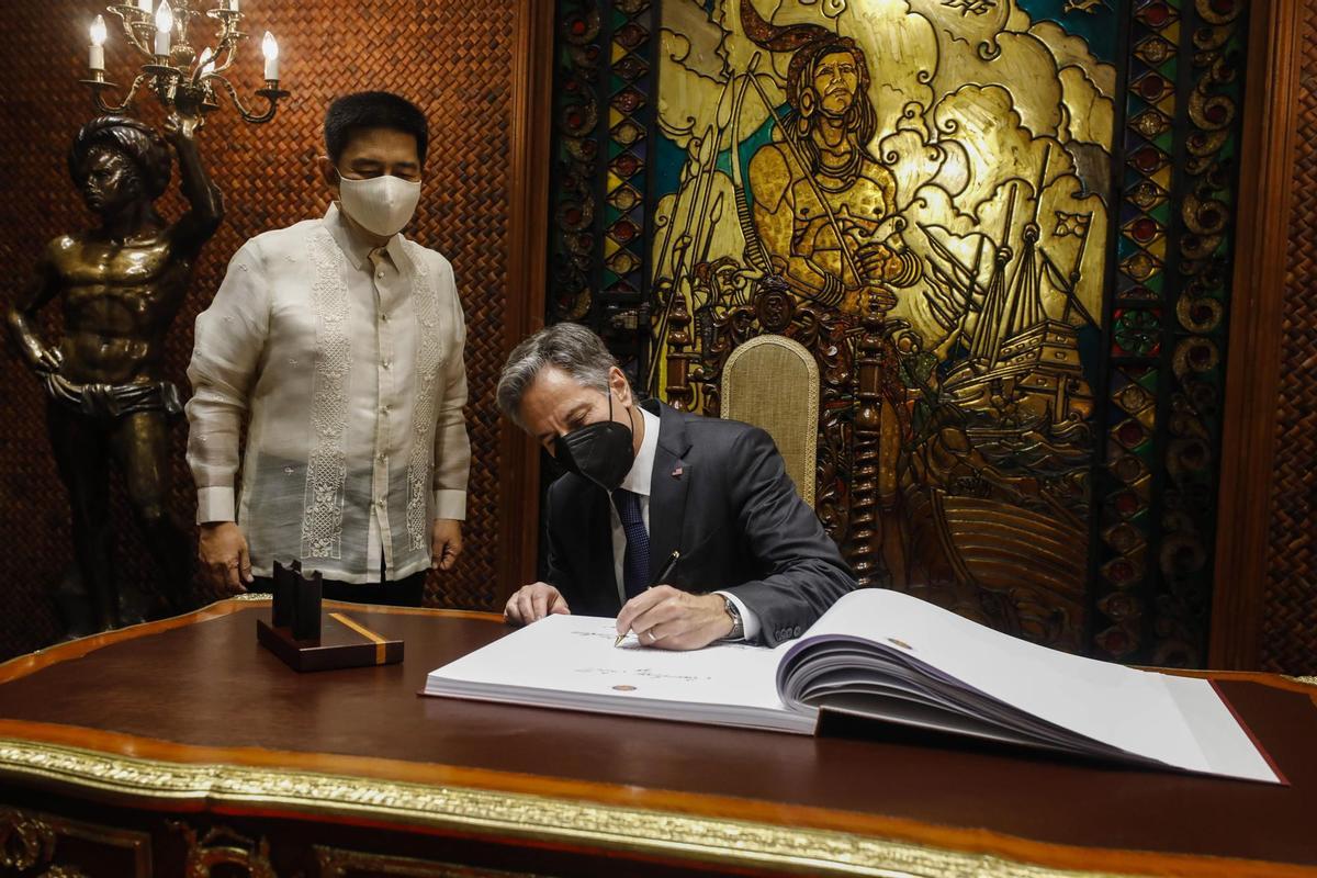 El secretario de Estado de EEUU, Antony Blinken, firma el libro de visitas en el Palacio presidencial de Manila (Filipinas).