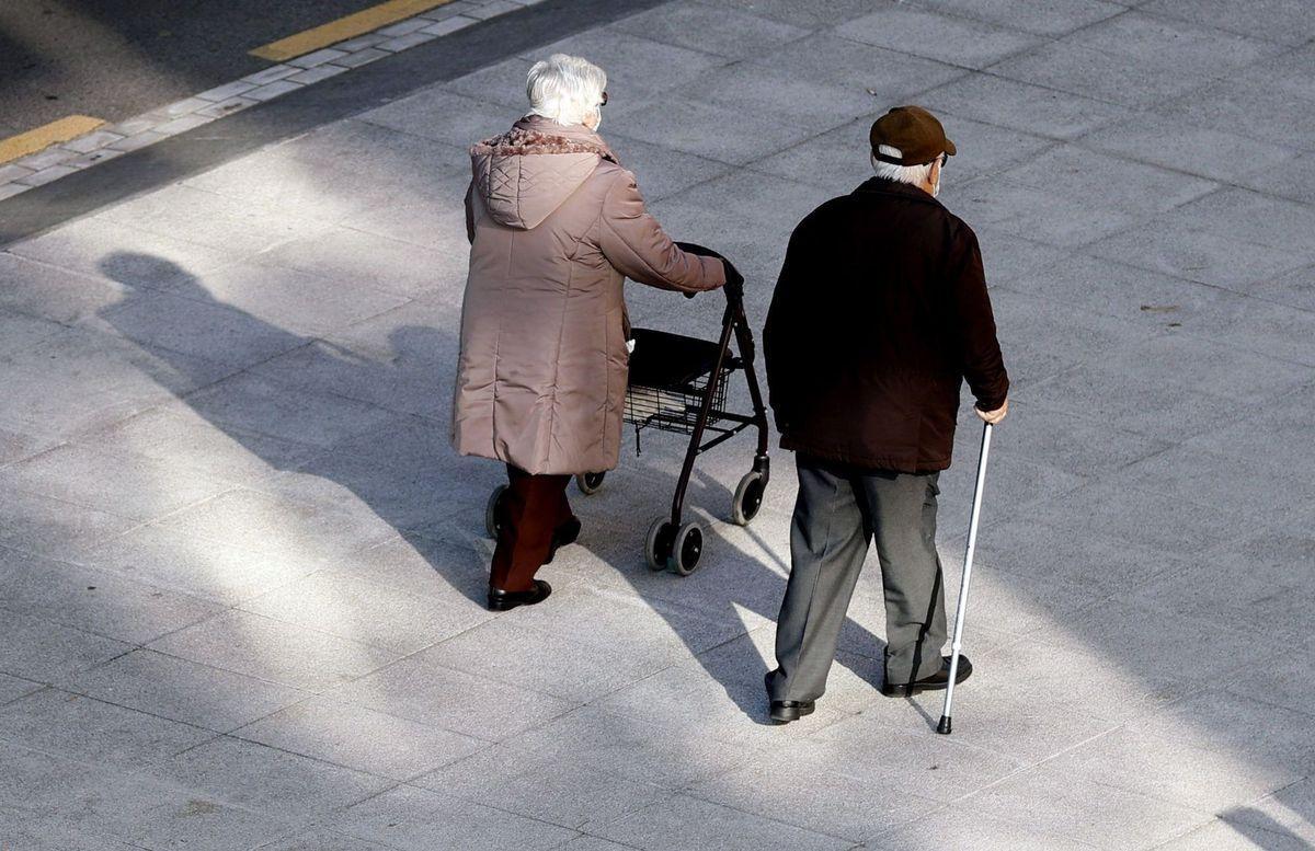 Dos jubilados pasean en Bilbao, en foto de archivo.