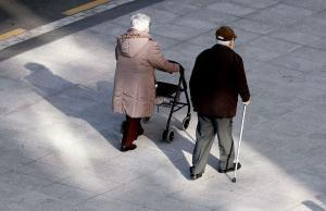 Dos jubilados pasean en Bilbao, en foto de archivo.