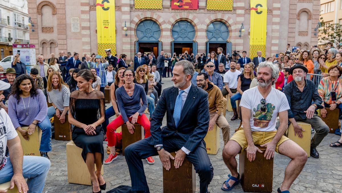 Los reyes de España se han animado esta tarde a participar en una cajoneada popular, organizada a las puertas del Gran Teatro Falla de Cádiz. 