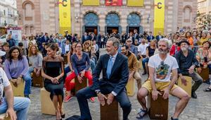 Los reyes de España se han animado esta tarde a participar en una cajoneada popular, organizada a las puertas del Gran Teatro Falla de Cádiz. 
