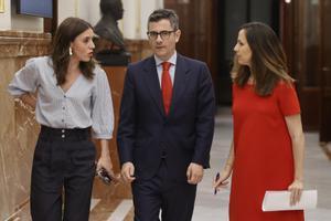 El ministro de Presidencia, Felix bolaños, acompañado de las ministras de Igualdad, Irene Montero (i) y Derechos Sociales y Agenda 2030, Ione Belarra. 