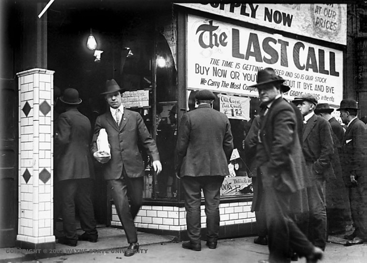 Cola ante una tienda de licores con el reclamo de esa última llamada antes de que entrase en vigor la conocida como Ley Seca en 1920.