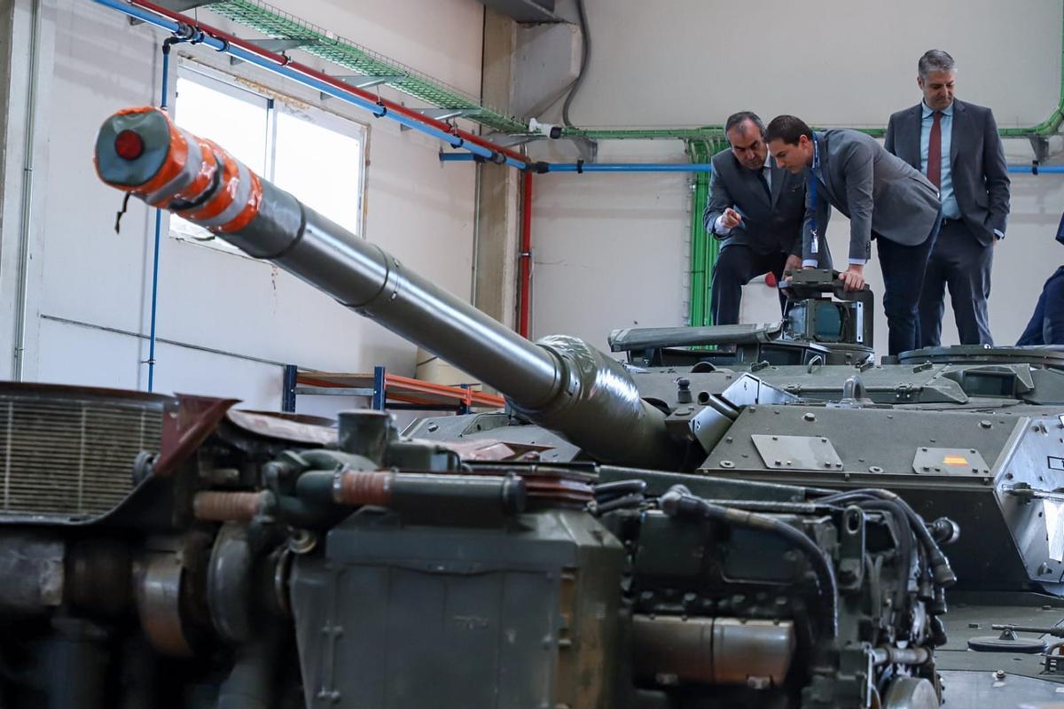 Juan Lobato sobre un tanque en su visita de este viernes a la empresa de Móstoles que pone a punto los Leopard que se enviarán a Ucrania. Juan Lobato sobre un tanque en su visita de este viernes a la empresa de Móstoles que pone a punto los Leopard que se enviarán a Ucrania.