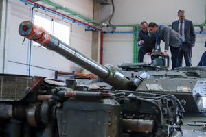 Juan Lobato sobre un tanque en su visita de este viernes a la empresa de Móstoles que pone a punto los Leopard que se enviarán a Ucrania.