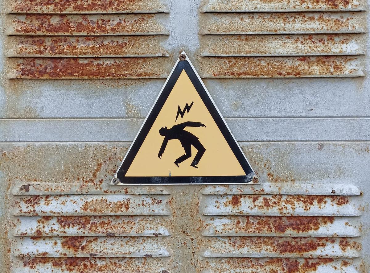 Señal de peligro en instalación eléctrica. 