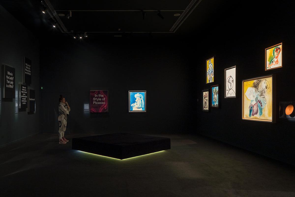 Una visitante contempla las obras de Picasso expuestas en La Casa Encendida, con los carteles que las retitulan a sus espaldas. 