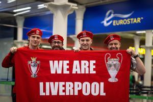 London (United Kingdom), 27/05/2022.- Liverpool FC fans pose as they arrive at St.Pancras train station enroute to Paris via Eurostar for the UEFA Champions League final, in London, Britain, 27 May 2022. Liverpool will play against Real Madrid at the UEFA Champions League final in Paris, France on 28 May 2022. (Liga de Campeones, Francia, Reino Unido, Londres) EFE/EPA/TOLGA AKMEN
