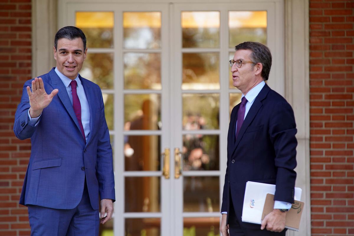 El presidente del Gobierno, Pedro Sánchez, y el líder del PP, Alberto Núñez Feijóo, en la reunión que tuvieron en Moncloa. 