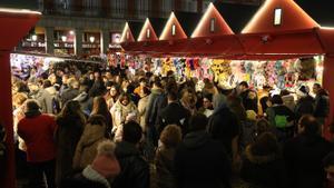 MADRID, 03/12/2022.- Imagen hoy sábado de la Plaza Mayor de Madrid, donde ya está instalado el tradicional mercadillo navideño. EFE / Kiko Huesca.