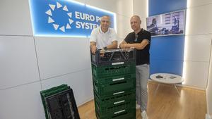 De izquierda a derecha, Bartolomé Saro y Niko Matheve, en la sede de Euro Pool System en Alicante.