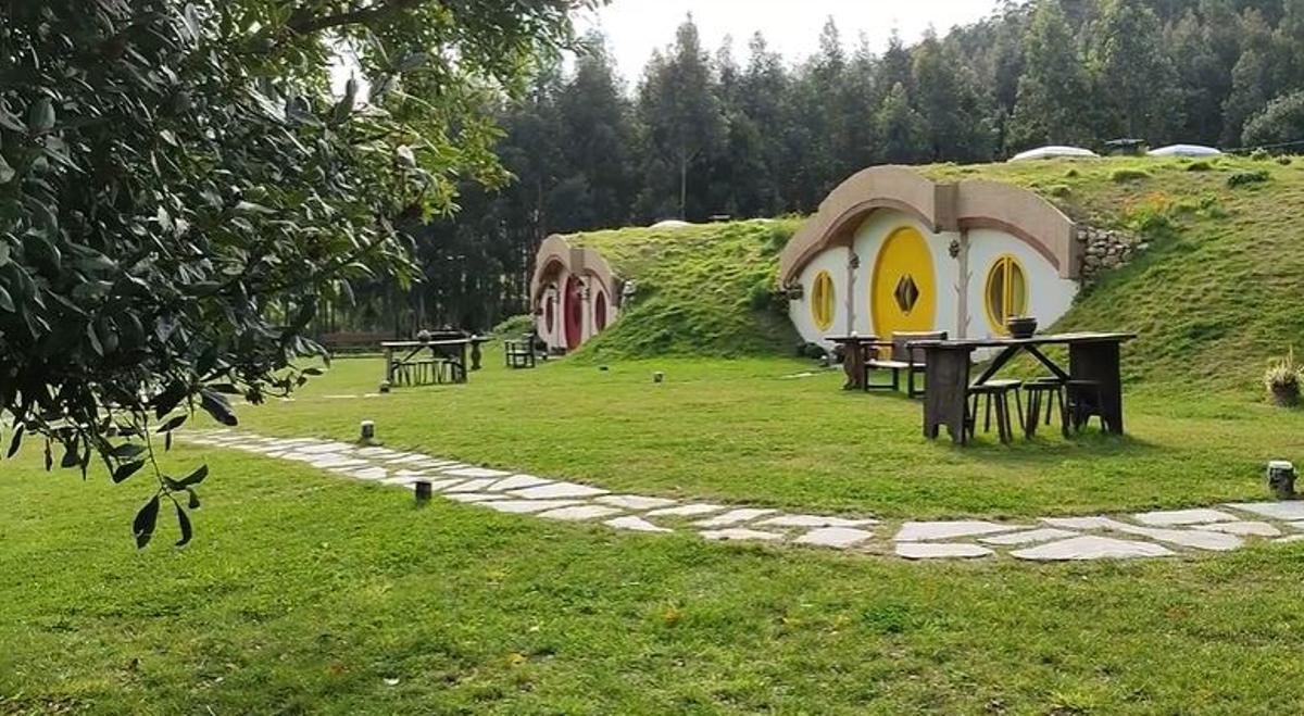 Las casas hobbit en Viveiro, Galicia. Instagram @experiencia_mitesoro