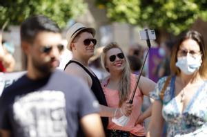  Turistas fotografiándose en las calles de Málaga capital.