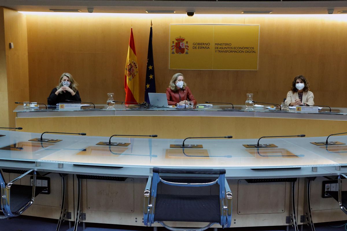 De izquierda a derecha, la vicepresidenta segunda, Yolanda Díaz, la vicepresidenta primera, Nadia Calviño y la ministra de Hacienda, María Jesús Montero, en la Mesa de Diálogo Social este lunes De izquierda a derecha, la vicepresidenta segunda, Yolanda Díaz, la vicepresidenta primera, Nadia Calviño y la ministra de Hacienda, María Jesús Montero, en la Mesa de Diálogo Social este lunes