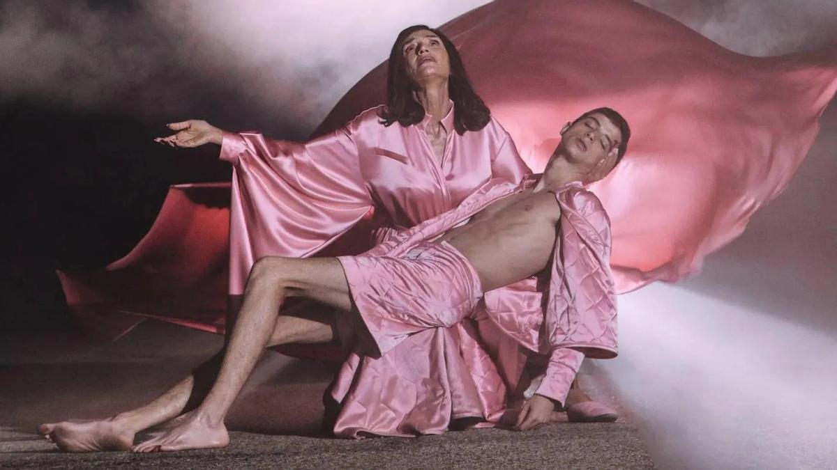 Ángela Molina y Manel Llunell, en una imagen promocional de ’La piedad’, de Eduardo Casanova.