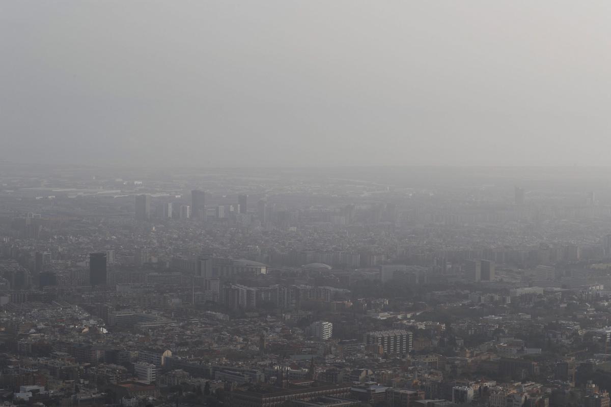 Vista de archivo de la ciudad de Barcelona con una boina de contaminación. EFE/ Alejandro García
