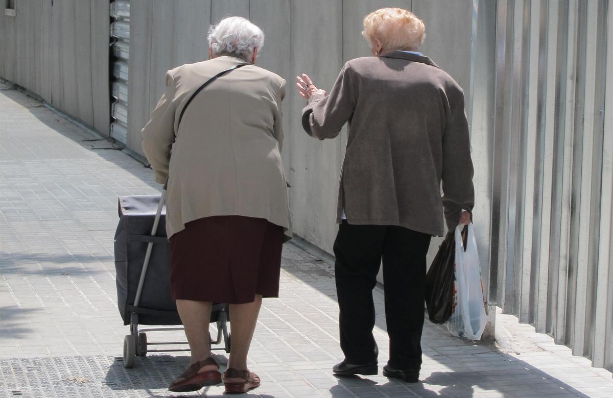 Dos mujeres mayores pasean por la calle en una imagen de archivo.