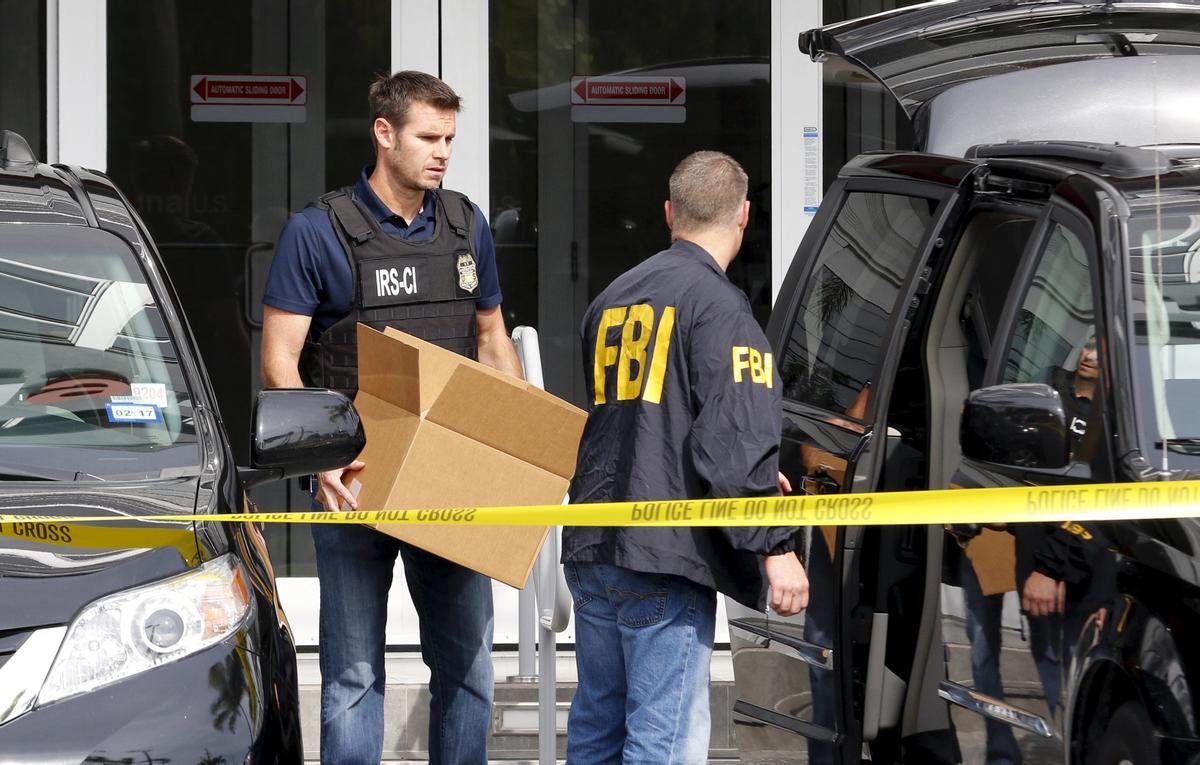 Agentes del FBI tras el registro de la sede de Imagina US en Miami (Florida).