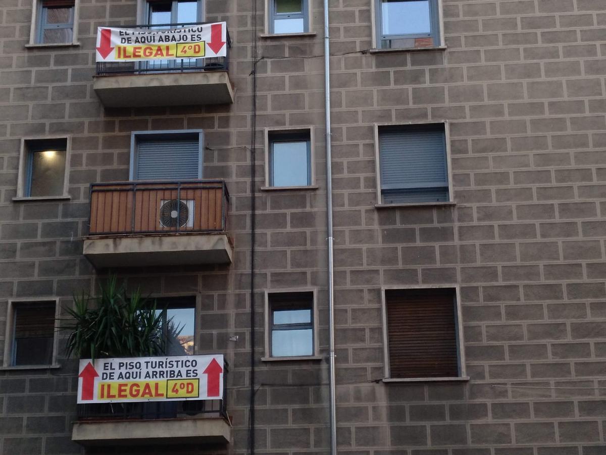 Cárteles de vecinos de Madrid denunciando un piso turístico ilegal. 