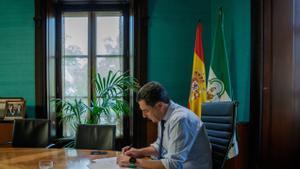 El presidente andaluz, Juanma Moreno, trabajando en su despacho del Palacio de San Telmo.