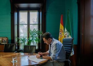 El presidente andaluz, Juanma Moreno, trabajando en su despacho del Palacio de San Telmo.