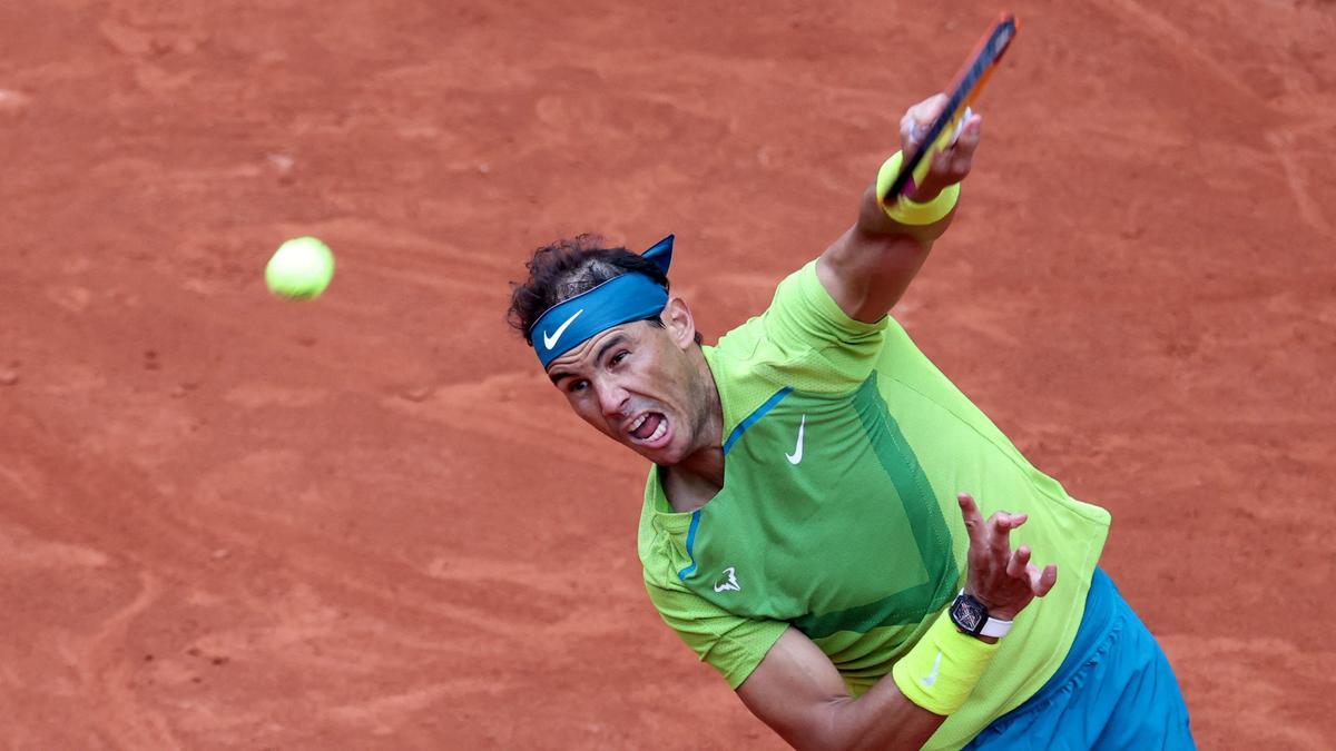 El tenista balear Rafa Nadal saca en Roland Garros.