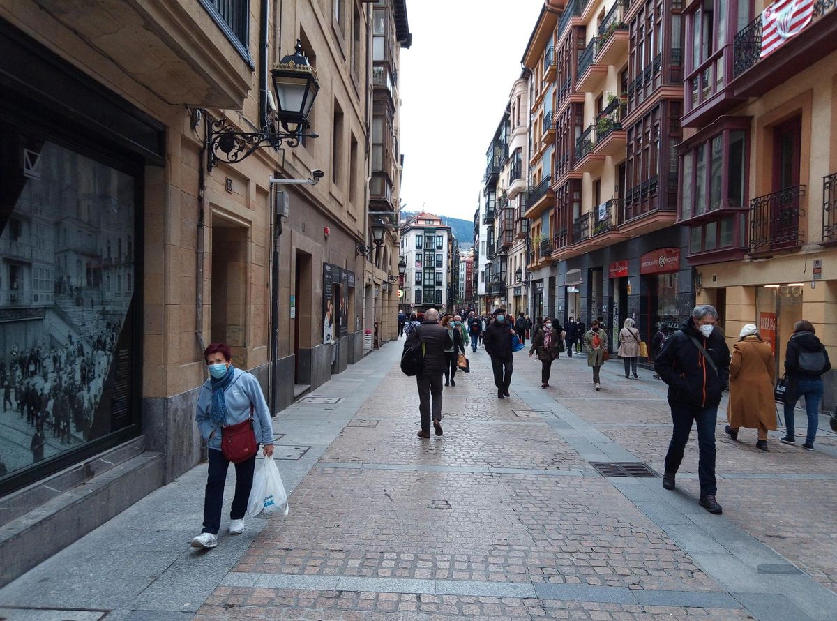 Gente circulando por el Casco Viejo de Bilbao Gente circulando por el Casco Viejo de Bilbao