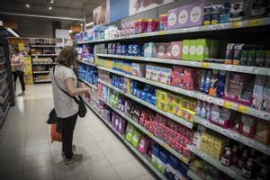  Productos de primera necesidad para la higiene íntima en un supermercado.