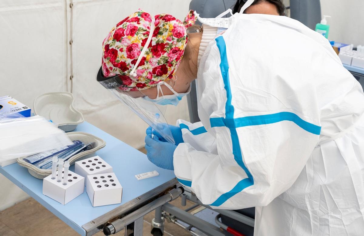 Una sanitaria realiza un test de antígenos en el Hospital Gregorio Marañón de Madrid.