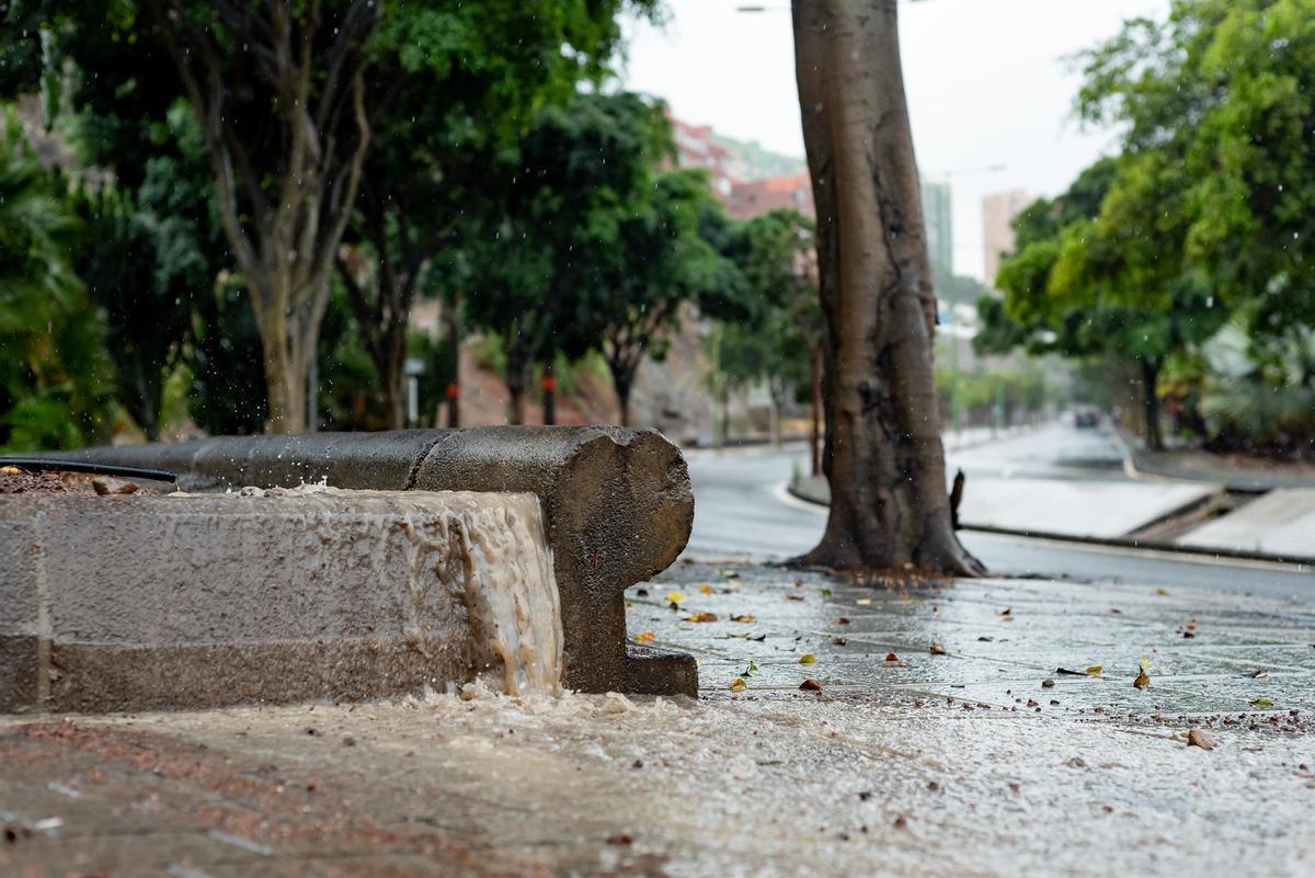  Calle anegada por la lluvia, a 25 de septiembre de 2022, en Las Palmas de Gran Canaria, Canarias (España). 