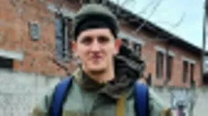 Nikita Fedotov vestido como soldado.