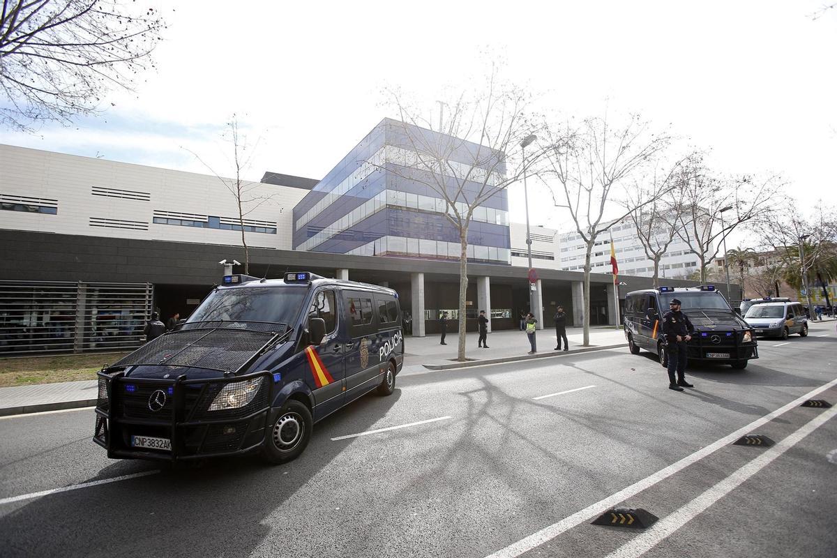 Imagen de dos furgones de la Policía Nacional. Imagen de dos furgones de la Policía Nacional.