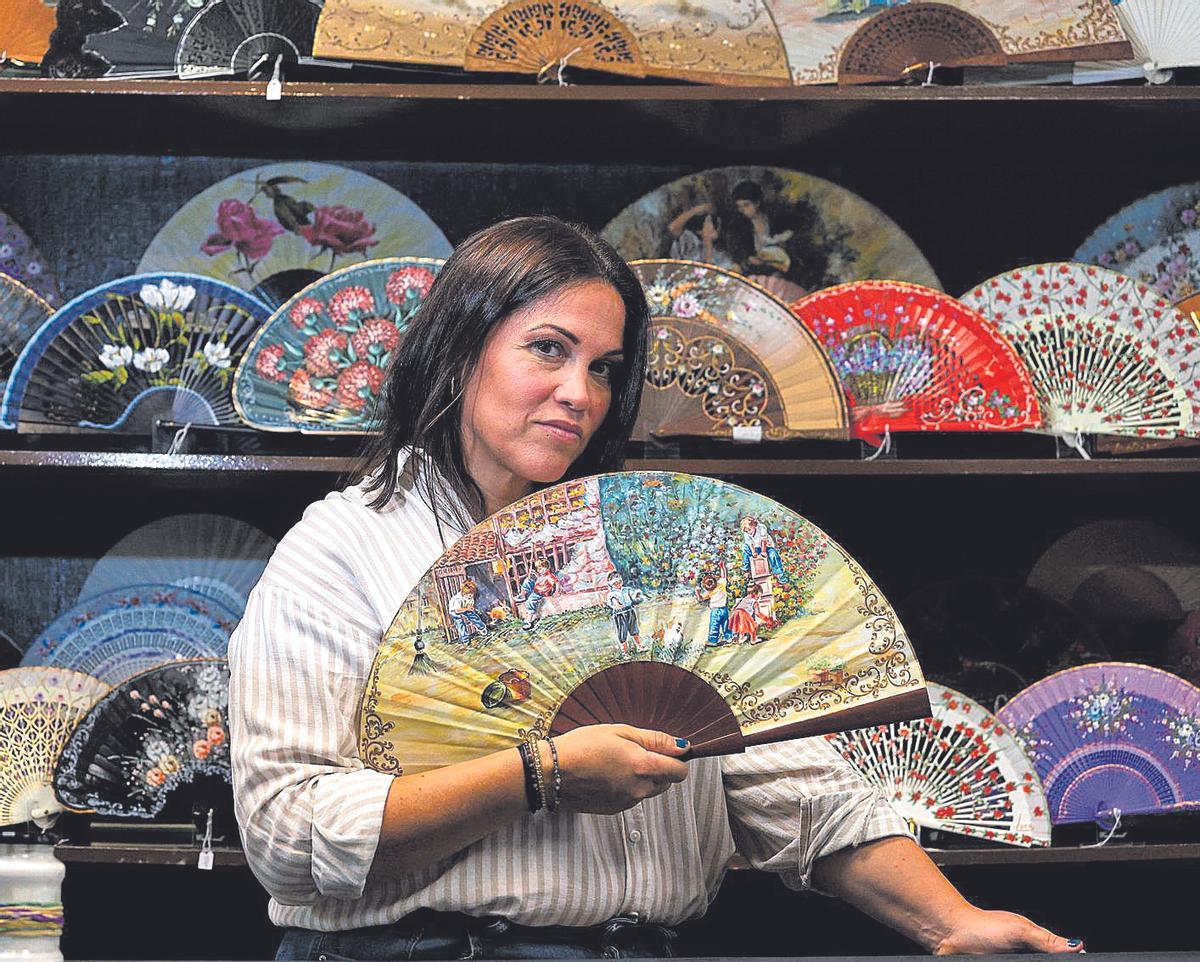 Paula Carbonell, junto a varios de los productos que vende en su tienda