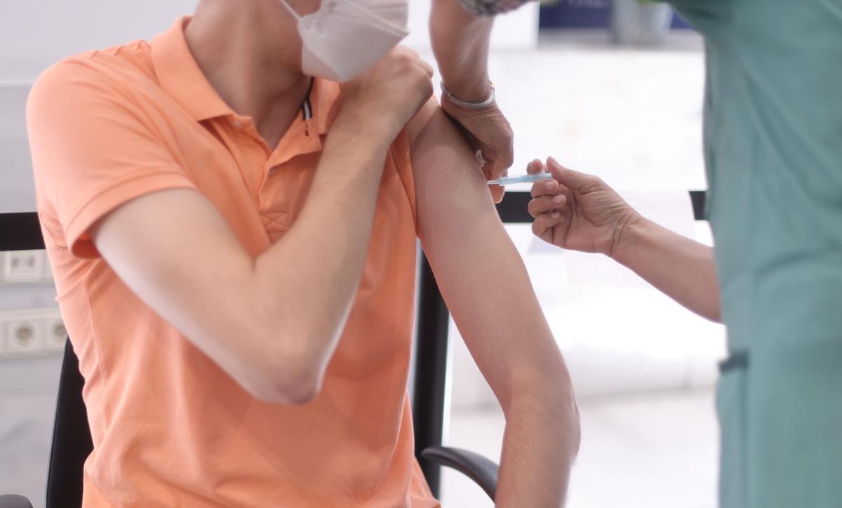 Un hombre se vacuna contra el coronavirus