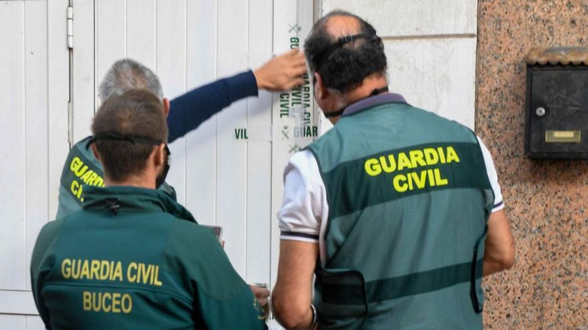 Guardia civil por la mañana y comercial de Avon por la tarde Guardia civil por la mañana y comercial de Avon por la tarde