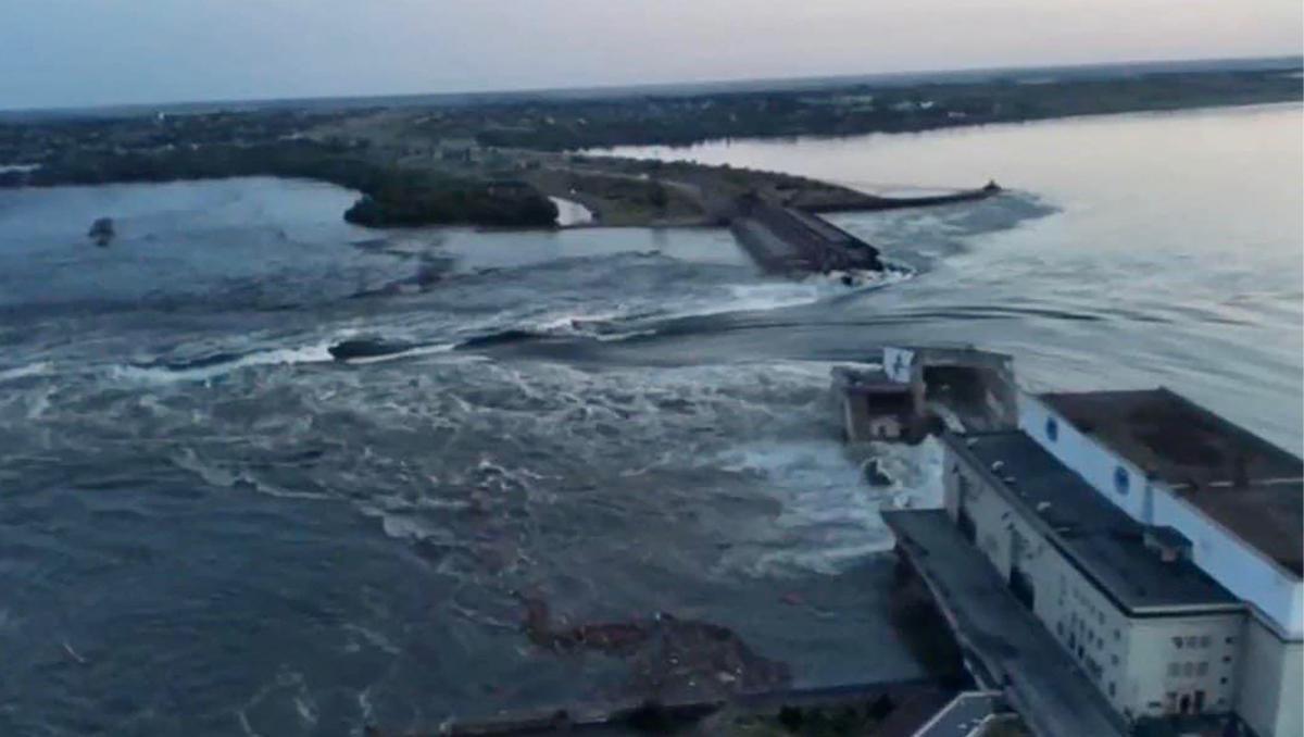 Vídeo publicado por la compañía ucraniana Ukrhydroenergo que muestra la destrucción en la presa de Nueva Kajovka.