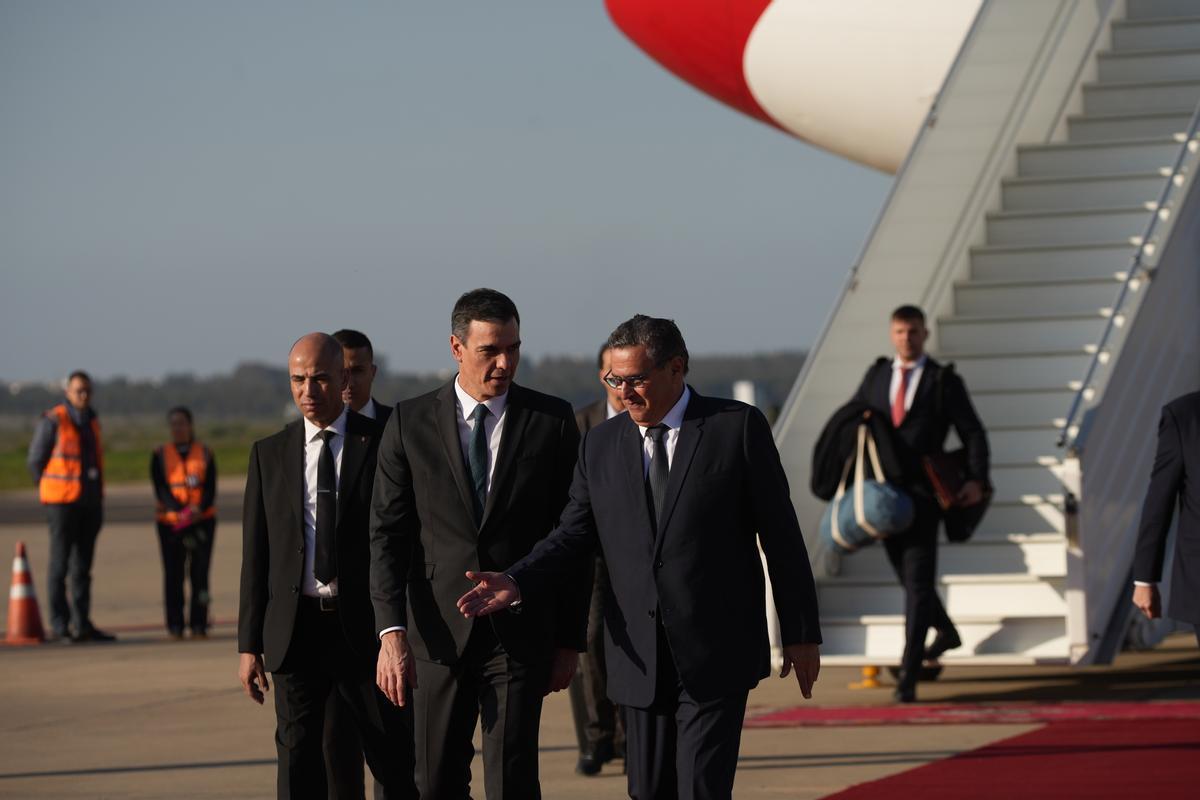 El presidente del Gobierno de España, Pedro Sánchez (c), es recibido por el primer ministro marroquí, Aziz Akhannouch (d) a su llegada al Aeropuerto Internacional Mohammed V, a 1 de febrero de 2023, en Rabat (Marruecos).