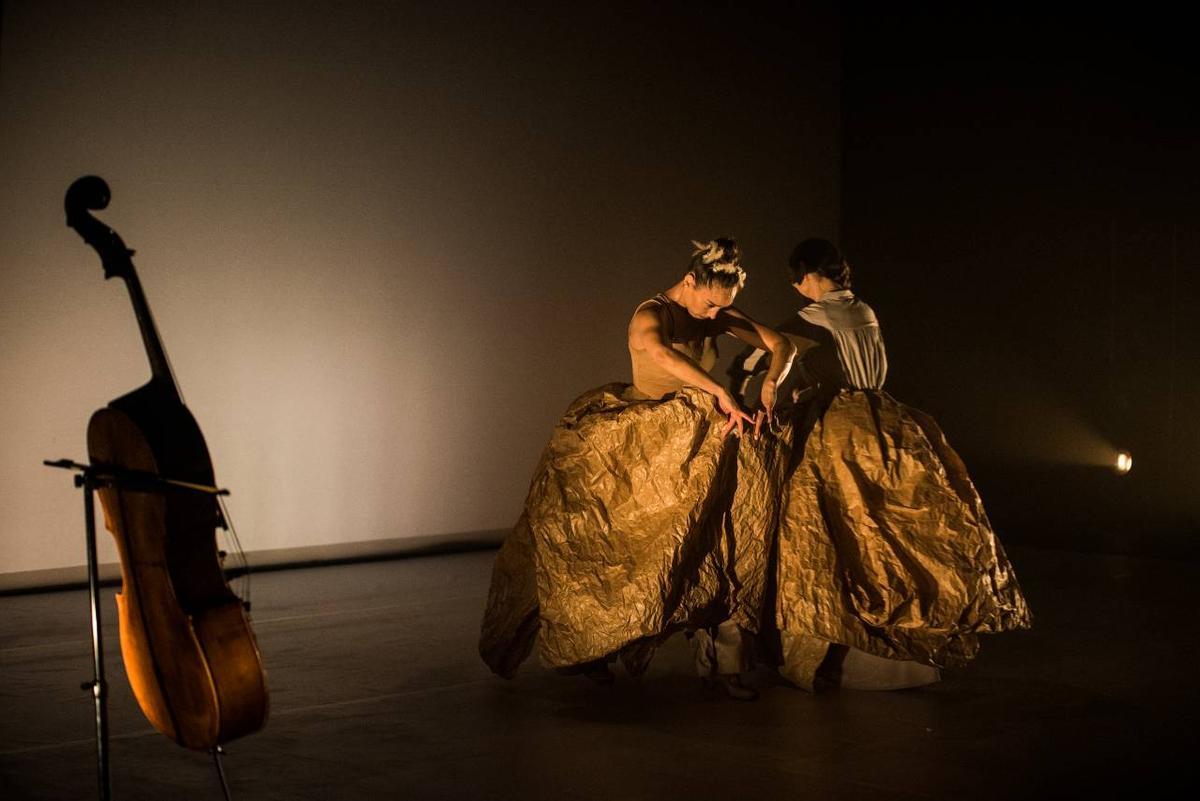 Florencia OZ e Isidora O’Ryan en un momento de su espectáculo ’Antípodas’, presentado en el Teatro Central el 11 de septiembre