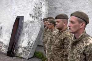 Kiev, 9 de julio de 2022.- Funeral de un soldado ucraniano muerto en medio de la batalla contra el ejército ruso en el Donbás. 