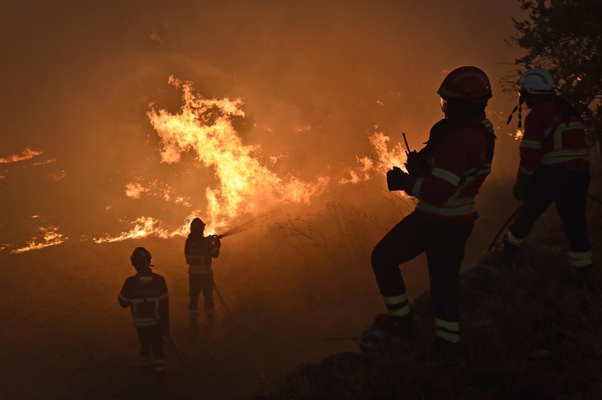 Los bomberos tratan de extinguir el incendio en Guarda (Portugal).