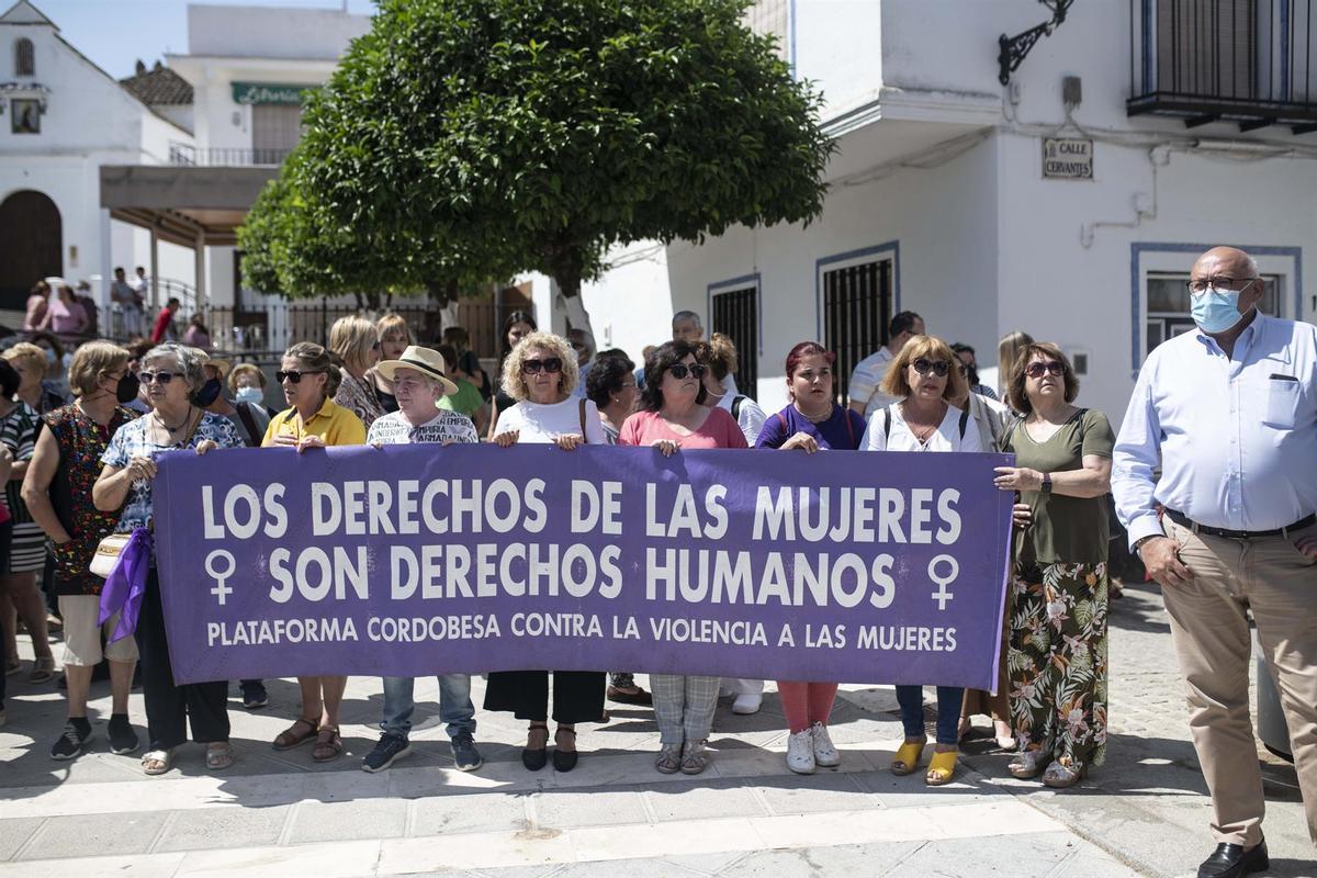 Concentración en Montemayor (Córdoba) para condenar el crimen de Florina, la joven temporera de 26 años que fue asesinada presuntamente por su pareja Concentración en Montemayor (Córdoba) para condenar el crimen de Florina, la joven temporera de 26 años que fue asesinada presuntamente por su pareja