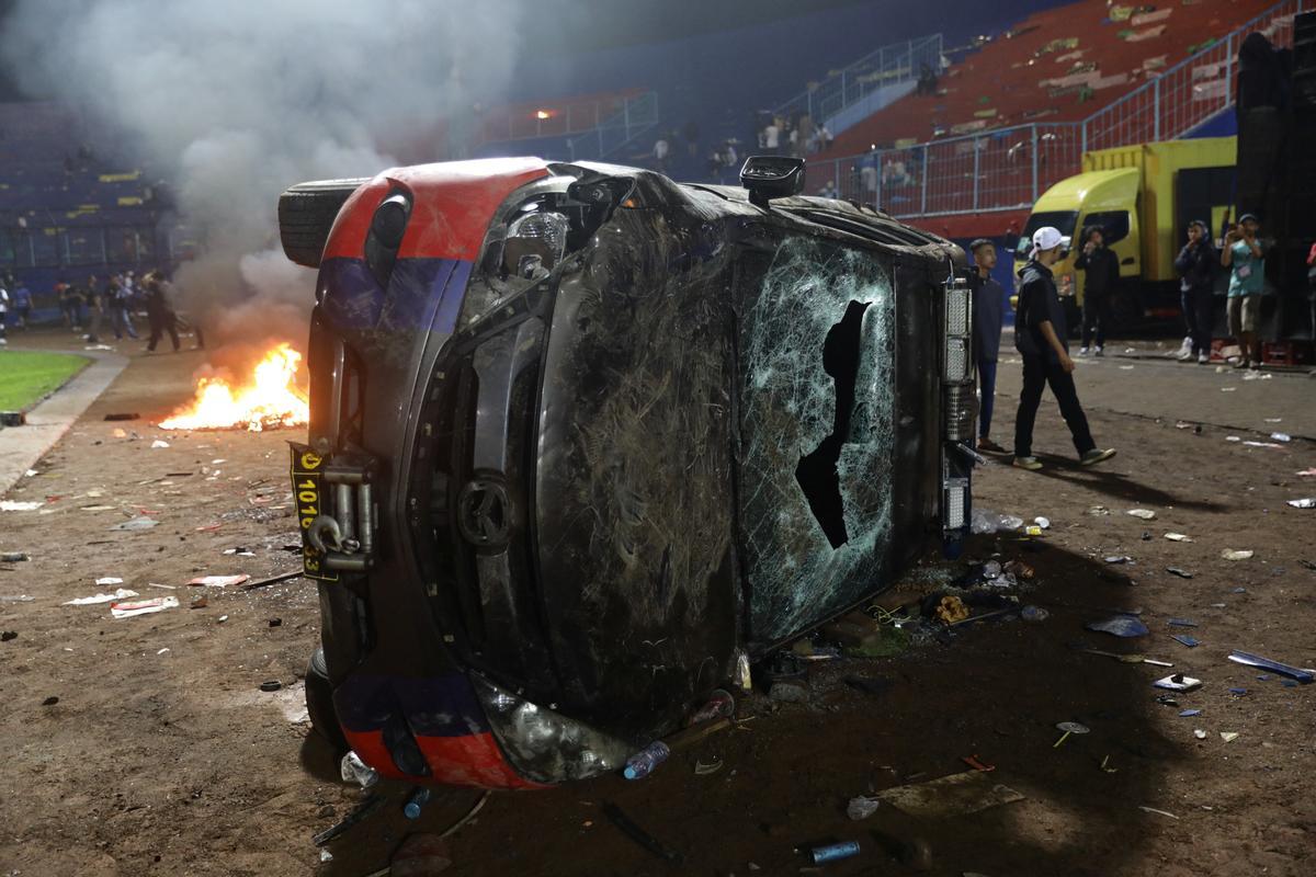 Las imágenes de la trágica avalancha que ha dejado decenas de muertos en un estadio de fútbol en Indonesia