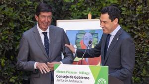 El presidente de la Junta de Andalucía, Juanma Moreno, bromea junto al vicepresidente, Juan Marín, en Málaga.