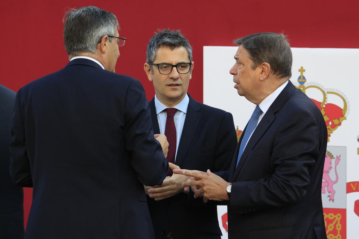 El ministro de la Presidencia, Relaciones con las Cortes y Memoria Democrática, Félix Bolaños (c), conversa con el titular de Agricultura, Luis Planas, mientras aguardan el inicio del desfile del Día de la Fiesta Nacional, este miércoles, en Madrid. El ministro de la Presidencia, Relaciones con las Cortes y Memoria Democrática, Félix Bolaños (c), conversa con el titular de Agricultura, Luis Planas, mientras aguardan el inicio del desfile del Día de la Fiesta Nacional, este miércoles, en Madrid.