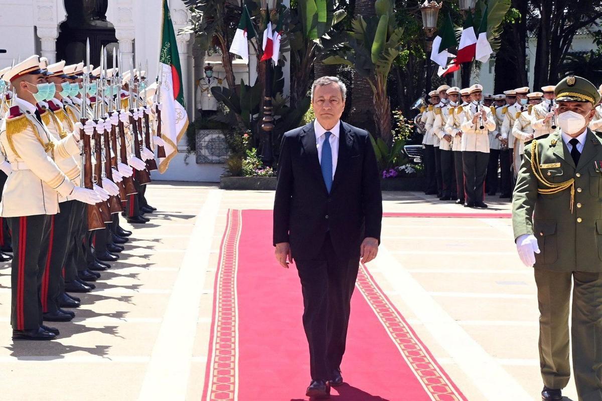 Mario Draghi, durante su visita a Argelia.