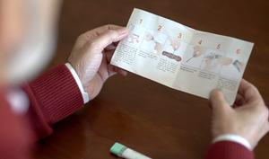 Un hombre lee información sobre el programa de cribado de cáncer de colon. 
