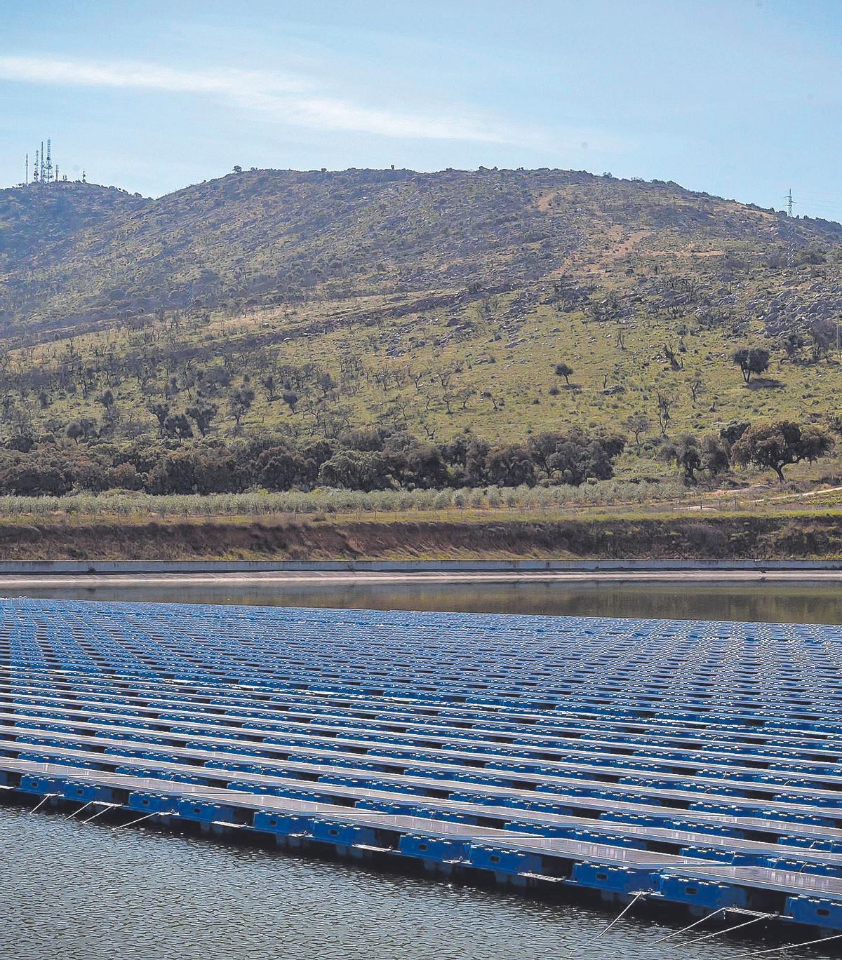 La planta fotovoltaica sobre agua más grande de España, en Arroyo de San Serván (Extremadura) La planta fotovoltaica sobre agua más grande de España, en Arroyo de San Serván (Extremadura)