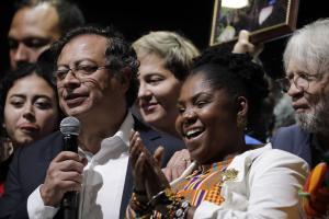 El nuevo presidente de Colombia, Gustavo Petro, junto a su vicepresidente, Francia Márquez.