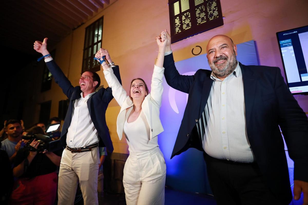 Los candidatos electos al Govern, Consell de Mallorca y Ayuntamiento de Palma, Marga Prohens, Llorenç Galmés y Jaime Martínez, celebran la victoria electoral en la sede de Palau Reial