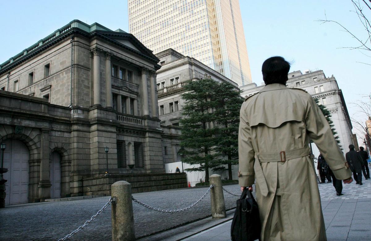 Un persona camina por delante del Banco de Japón